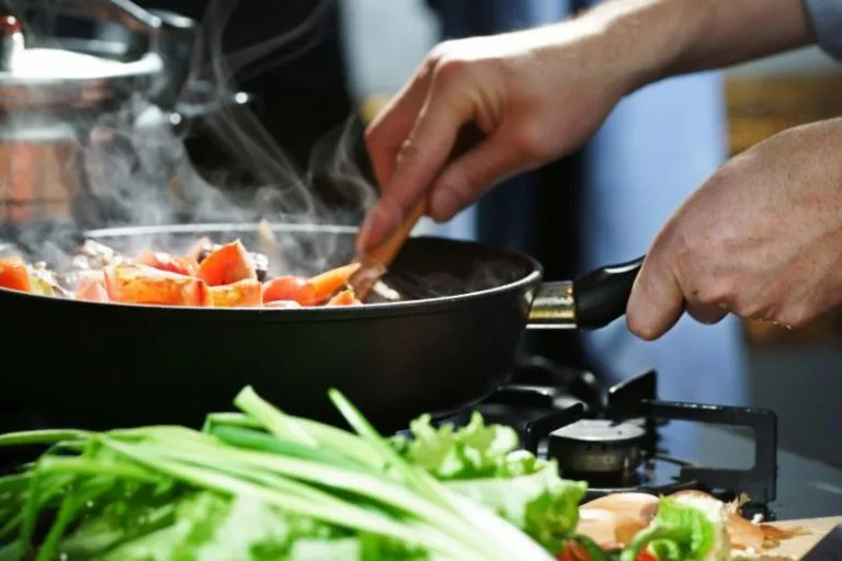 Cottura degli alimenti e biodisponibilità dei nutrienti: come cambia il valore nutrizionale del cibo